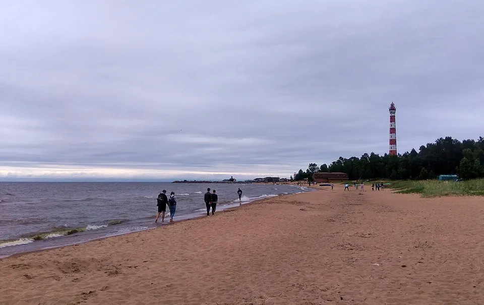 Осиновецкий маяк и берег Ладоги