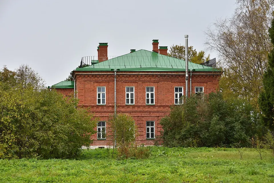 Варяжская улица и памятник Рюрику и Олегу