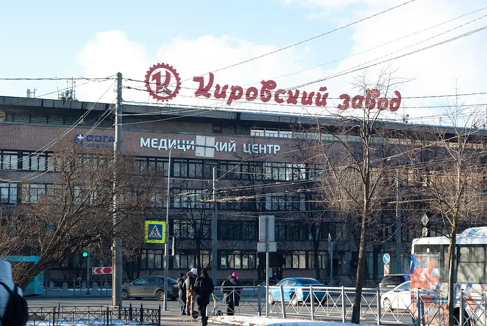 Кировский завод и памятник Путилову
