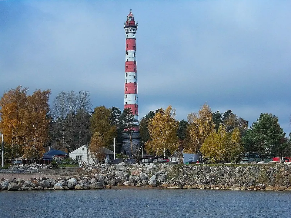 Осиновецкий маяк и берег Ладоги