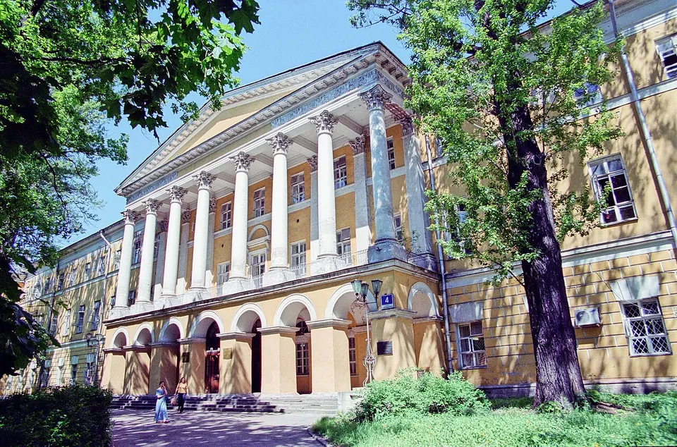 Мариинская больница и памятник Достоевскому