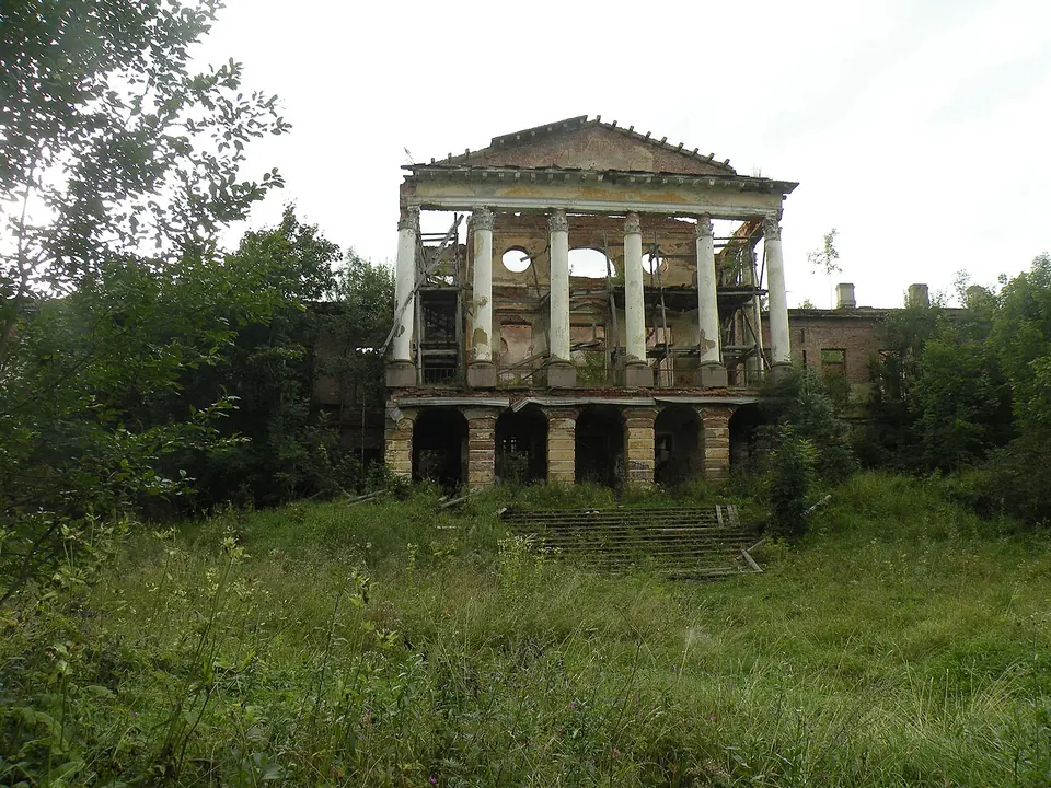 Руины Ропшинского дворца